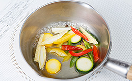 出汁、酢、塩、胡椒、唐辛子を鍋に入れ沸騰したところに1を加えて火を止める。